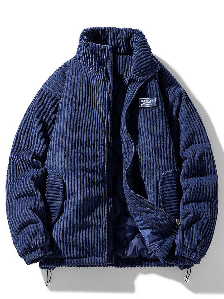 Elegant herrjacka i klassisk stil med praktiska fickor. Perfekt som stiljacka för vår- och höstsäsonger. Herrmode.