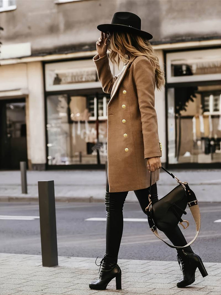 Röd kvinnors blazer, perfekt för att lyfta en business casual outfit. Elegant och iögonfallande.