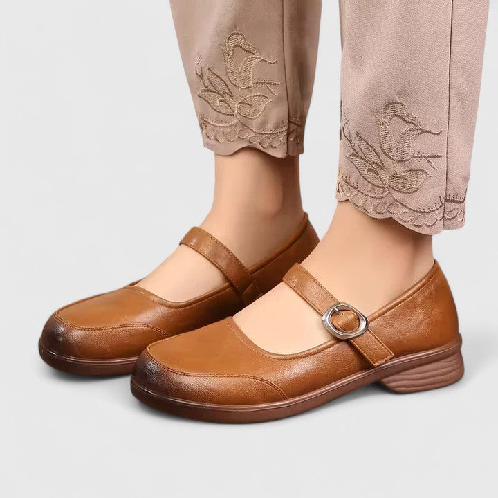 Mörkröda damskor i klassisk stil med spänne. Eleganta och bekväma för vår och sommar.