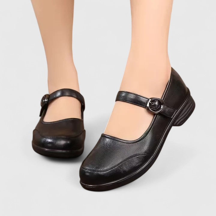 Damskor i klassisk stil med spänne, perfekt form för komfort. Eleganta vardagsskor i brun.