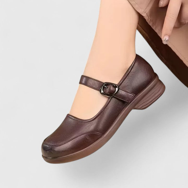 Bekväma bruna damskor med spänne för klassisk stil. Perfekta vårskor för eleganta tillfällen.
