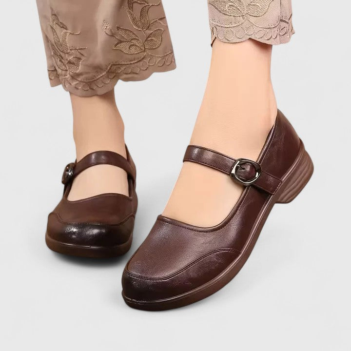 Svarta klassiska spänneskor för damer. Bekväma och eleganta vardagsskor för vår/sommar.