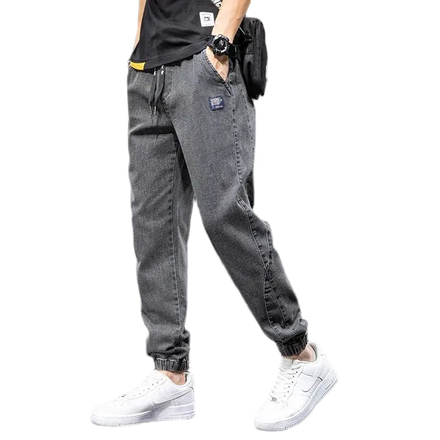 Klassiska blå herrjeans i avslappnad passform för tidlös stil och daglig komfort.