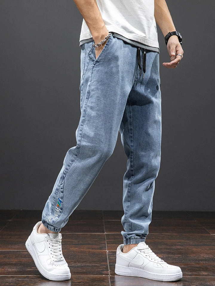 Svarta bekväma herrjeans i mjuk denim. Mångsidiga avslappnade denimbyxor för en stilren look.