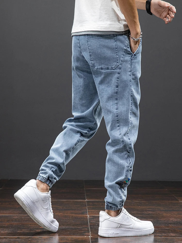 Tidlösa vardagsjeans för män i avslappnad stil. Bekväma denimbyxor för alla tillfällen.