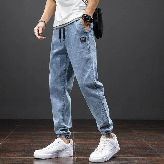 Avslappnade herrjeans med rak passform. Slitstarka denimbyxor perfekta för en bekväm stil.