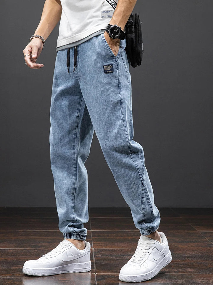 Bekväma denimbyxor för män. Klassiska avslappnade jeans i flera storlekar för optimal passform.