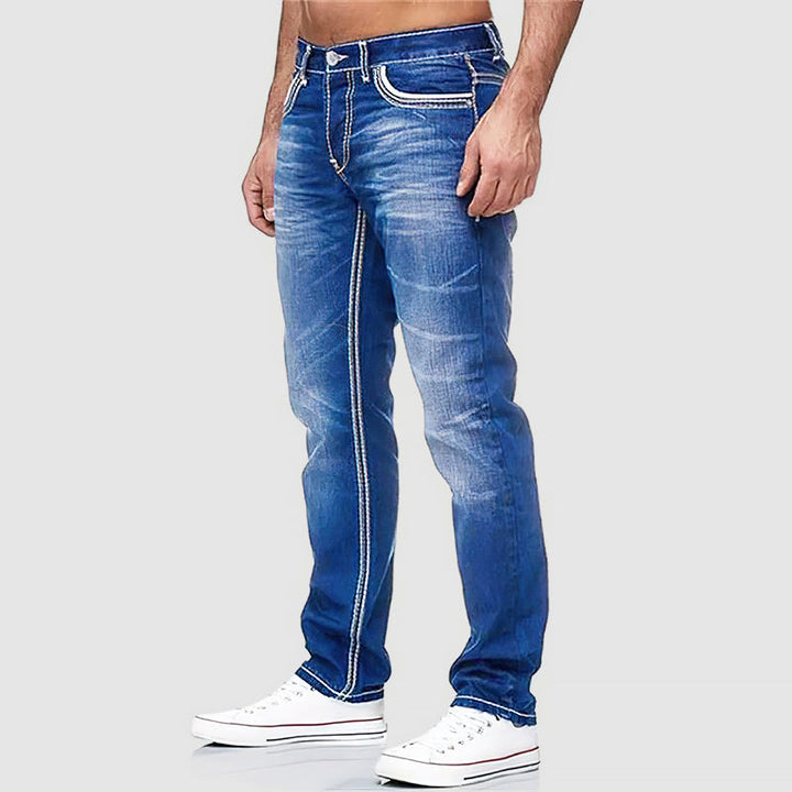 Ljusblå herrjeans i en modern, avslappnad passform. Dessa bekväma jeans passar perfekt för en fräsch look.