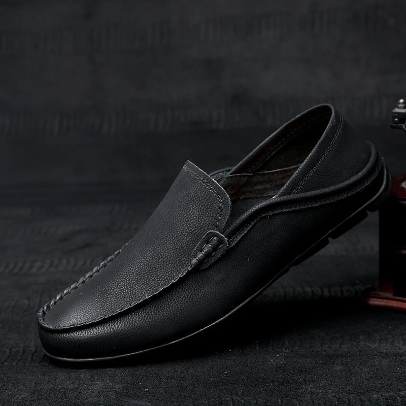Bekväma slip-on loafers för män, perfekta för avslappnad vardag och mångsidig stil.