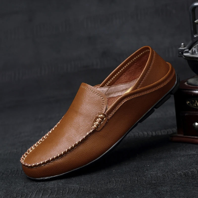 Detaljbild av eleganta herrloafers med fin söm, idealiska för vår- och höstsäsongen.
