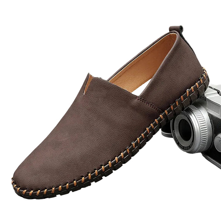 Klassiska bruna herrloafers i slip-on modell för elegant och mångsidig stil. Komfortabla herrskor.