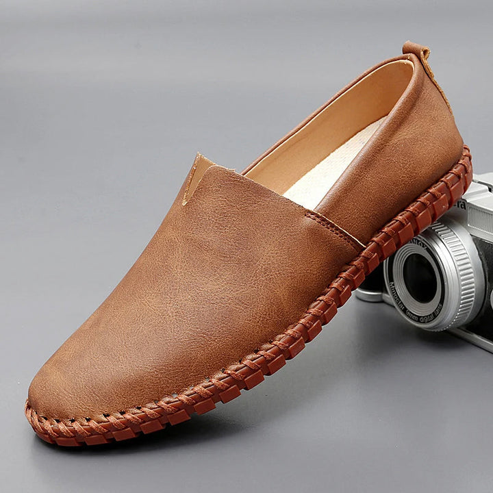 Komfortabla svarta herrloafers, perfekta slip-on skor för avslappnad vardag och vår/höst.