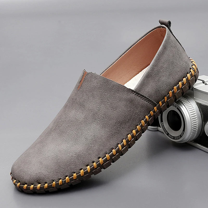 Detaljbild av snygga loafers med söm, klassiska herrskor i slip-on modell för stil och komfort.