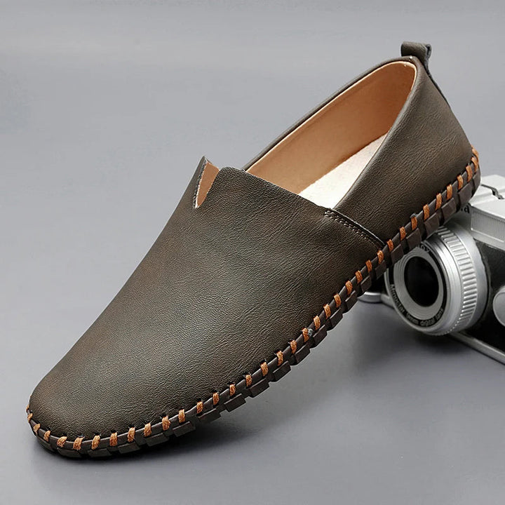 Mångsidiga loafers för män, tidlös slip-on stil. Passar både vår, höst och sommar för en elegant look.