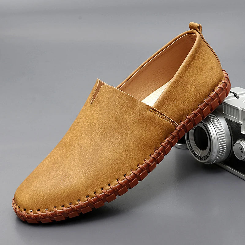 Stilrena slip-on loafers för herr, klassisk design för en elegant och bekväm känsla. Perfekt vårskor.