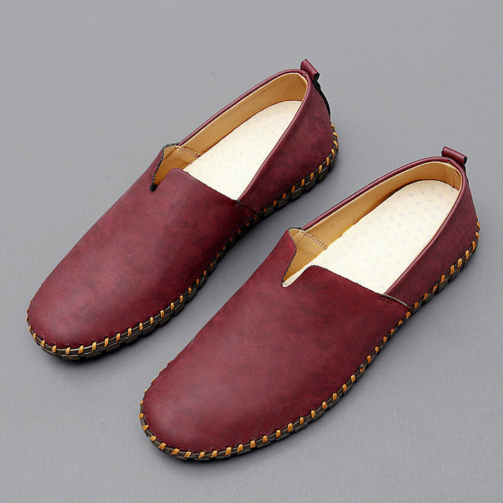 Herrloafers på foten, klassisk slip-on modell som ger komfort och stil. Perfekt för vår och höst.