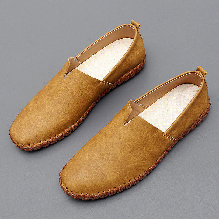 Eleganta bruna herrloafers, slip-on med tidlös design. Komfortabla skor för både formella och casual tillfällen.
