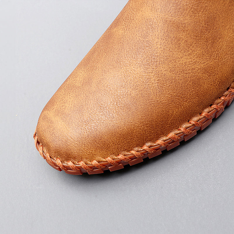 Klassiska svarta slip-on loafers för herr, mångsidiga komfortskor perfekta för vår, höst och casual stil.