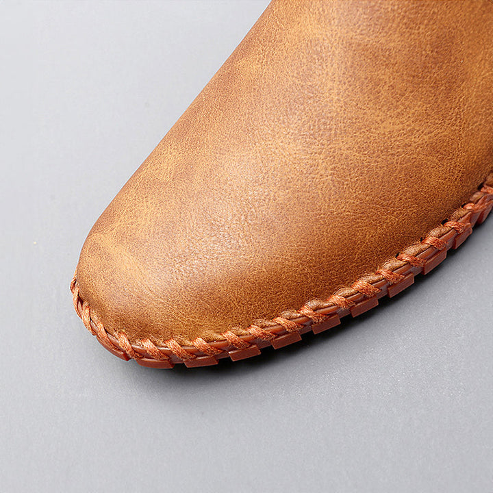 Klassiska svarta slip-on loafers för herr, mångsidiga komfortskor perfekta för vår, höst och casual stil.