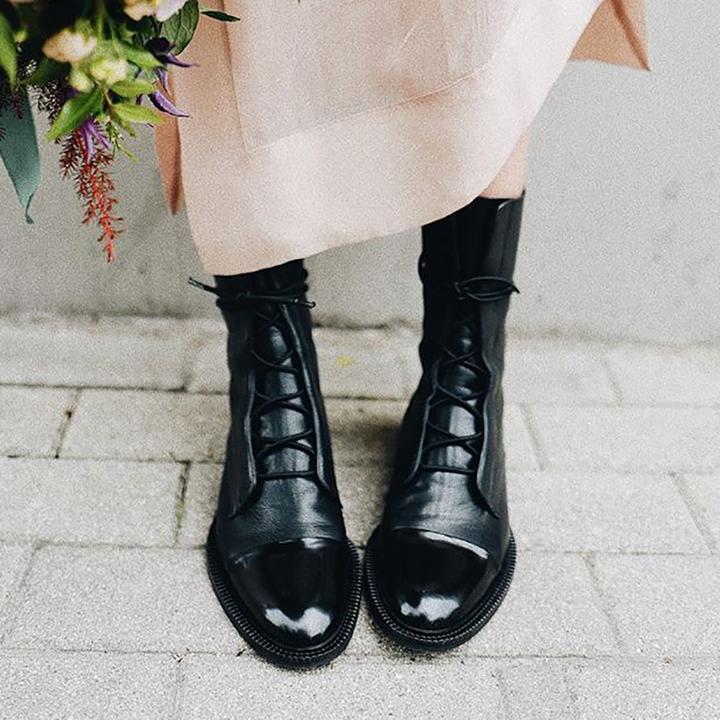 Eleganta höststövlar och bekväma vinterstövlar för dam. Klassiska stövlar med tidlös design för en stilren look.