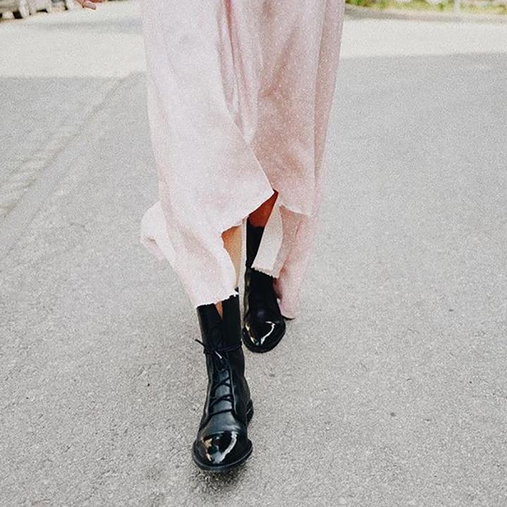 Klassiska svarta damstövlar i elegant stil. Bekväma mode stövlar som passar utmärkt för både vardag och fest.