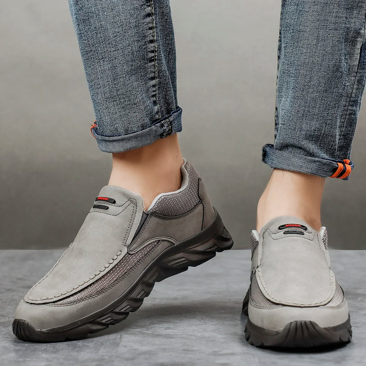 Eleganta bruna läderloafers för män. Perfekta sommar- och vårsommarskor med optimal komfort och klassisk stil.