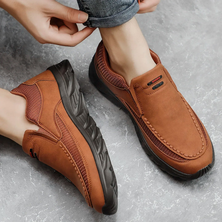 Stilrena herrloafers som passar både avslappnade och formella tillfällen. Klassiska vardagsskor för komfort och mode.