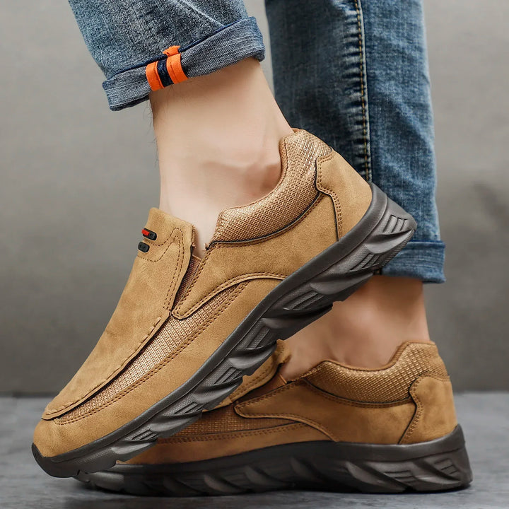Retro-inspirerade herr loafers i tidlös design. Klassiska och bekväma herrmode skor för en sofistikerad stil.