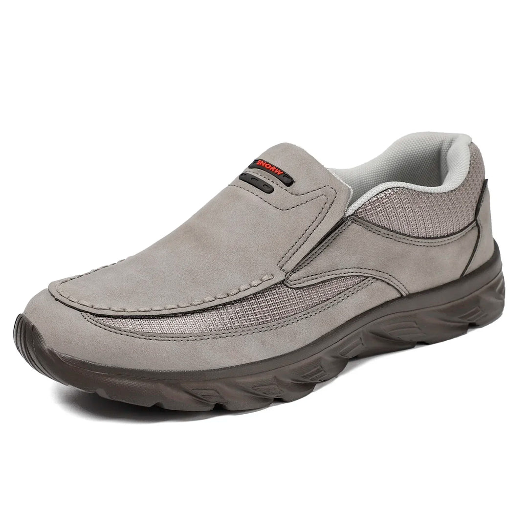 Herr loafers med klassisk silhuett. Eleganta herrskor som kombinerar komfort och stil, idealiska för formella tillfällen.