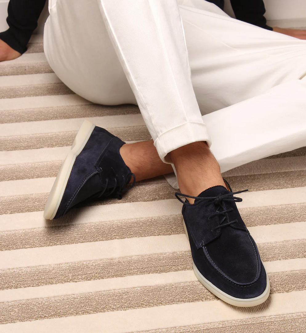 Mörkblå herrskor i loafermodell. Eleganta och bekväma formella skor för män.