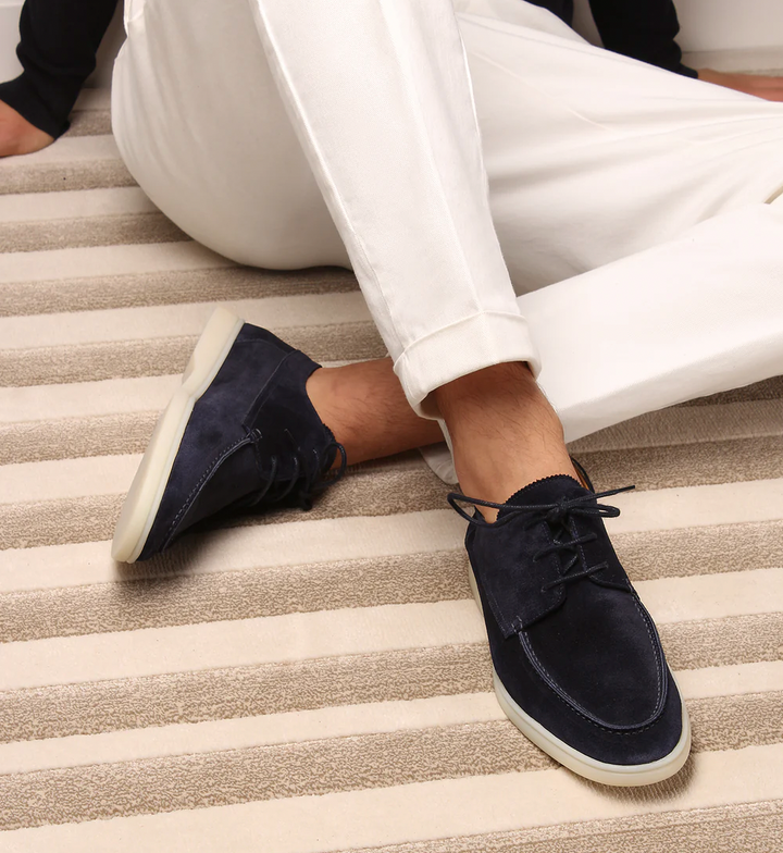 Mörkblå herrskor i loafermodell. Eleganta och bekväma formella skor för män.