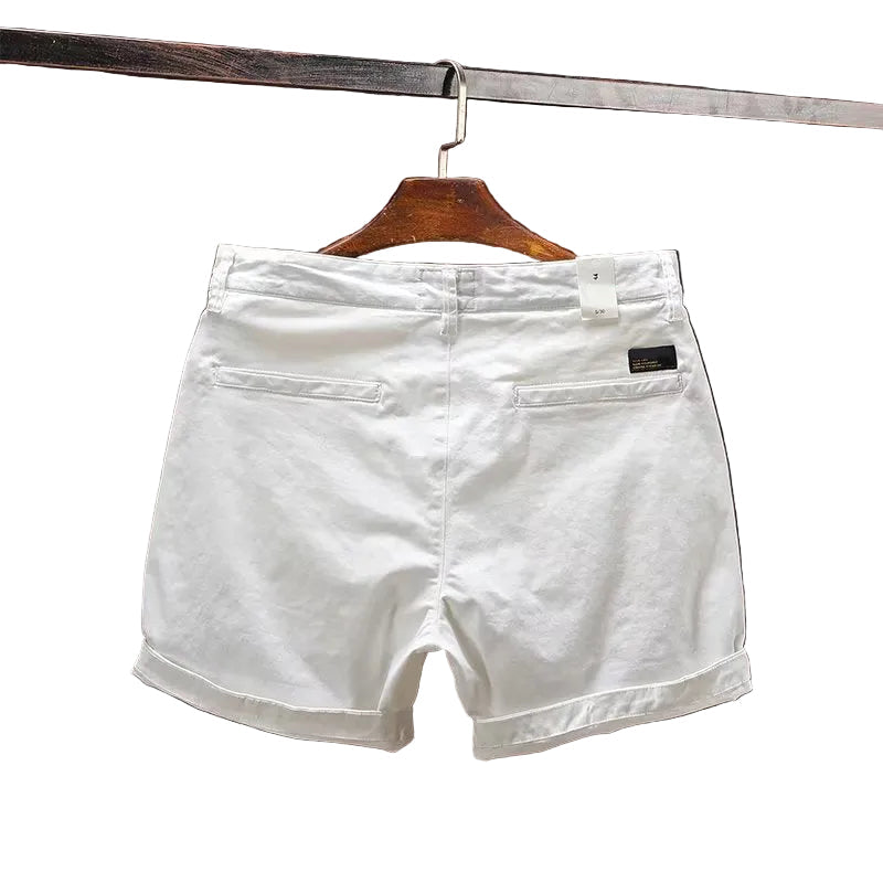 Klassiska herr sommarshorts i neutral färg för vardag och semester, bekväm lös passform.