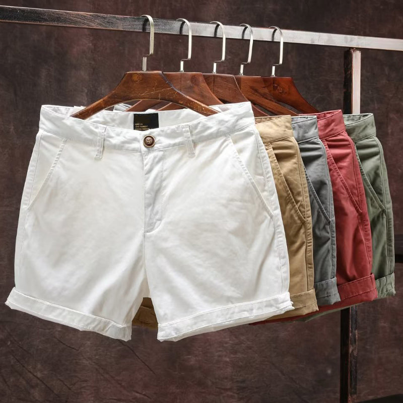 Baksida av herr sommarshorts, visar klassisk design med fickor för fritid och bekväm stil.