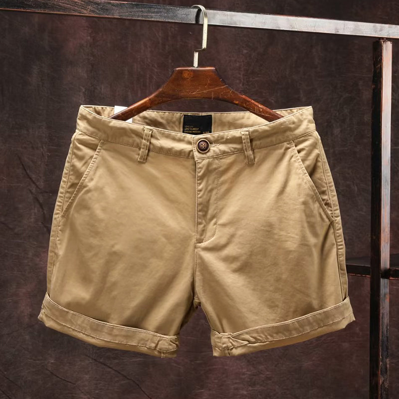 Man bär lediga sommarshorts med klassisk stil, perfekt för avkopplande dagar och herrmode.