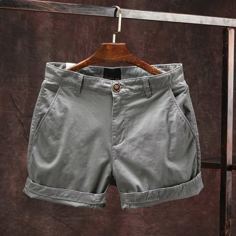 Bekväma herrshorts i lös passform för sommaraktiviteter, visar flexibilitet och stil.