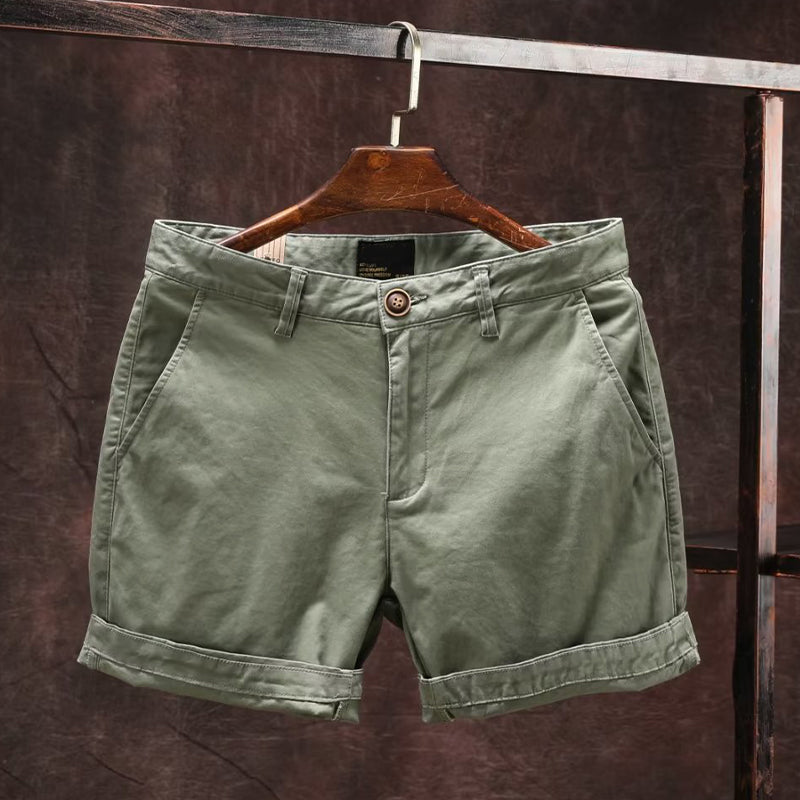 Detaljbild av linning och knäppning på herr sommarshorts, visar komfort och kvalitet i designen.