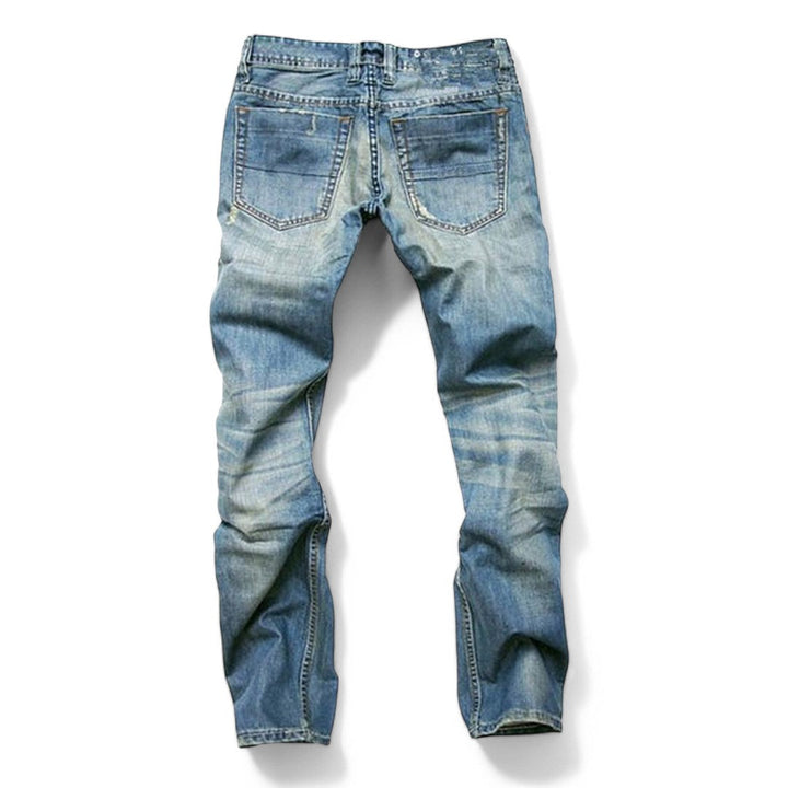 Stilrena herrjeans för dagligt mode. Dessa klassiska jeans med normal passform och flera fickor är bekväma vardagsfavoriter.