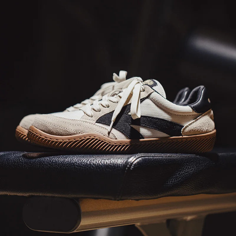 Stilrena Klassiska Sneakers 1984. Bekväma unisex fritidsskor i 80-talsstil, perfekta för vardagsbruk.