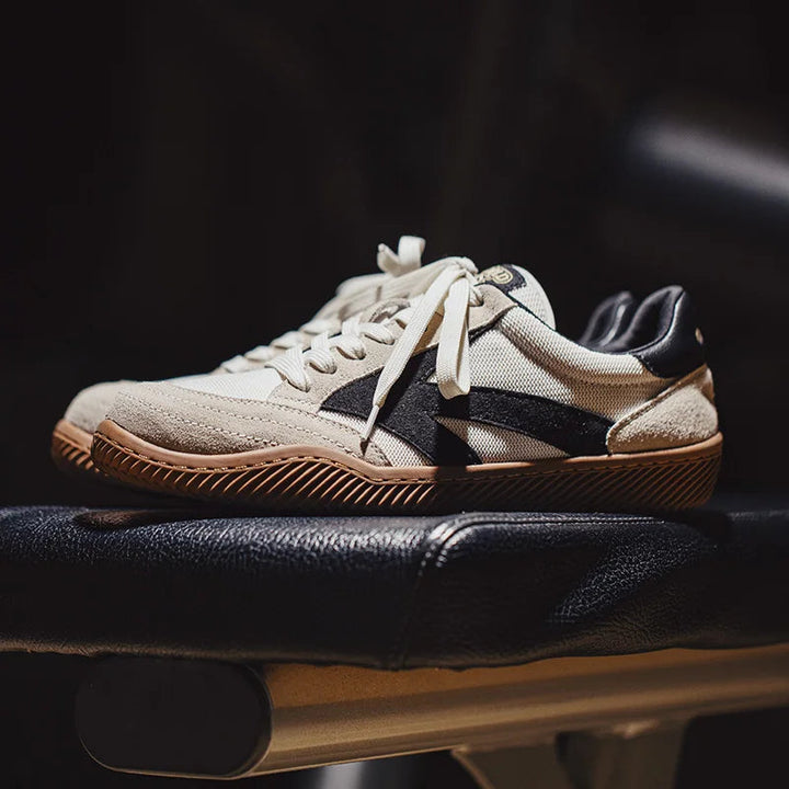 Stilrena Klassiska Sneakers 1984. Bekväma unisex fritidsskor i 80-talsstil, perfekta för vardagsbruk.