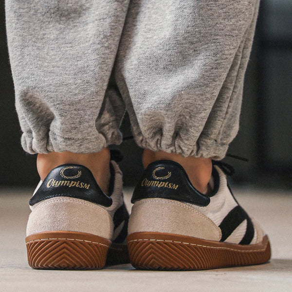 En man bär Klassiska Sneakers 1984. Retro herrsneakers med tidlös komfort och klassisk 80-talslook.