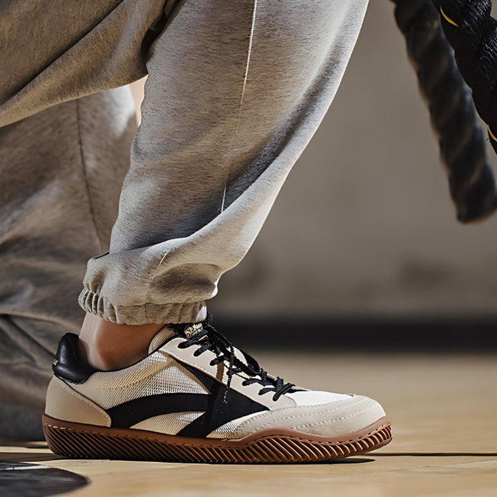 En kvinna bär Klassiska Sneakers 1984. Stilrena damsneakers, lätta och bekväma för fritidsaktiviteter.