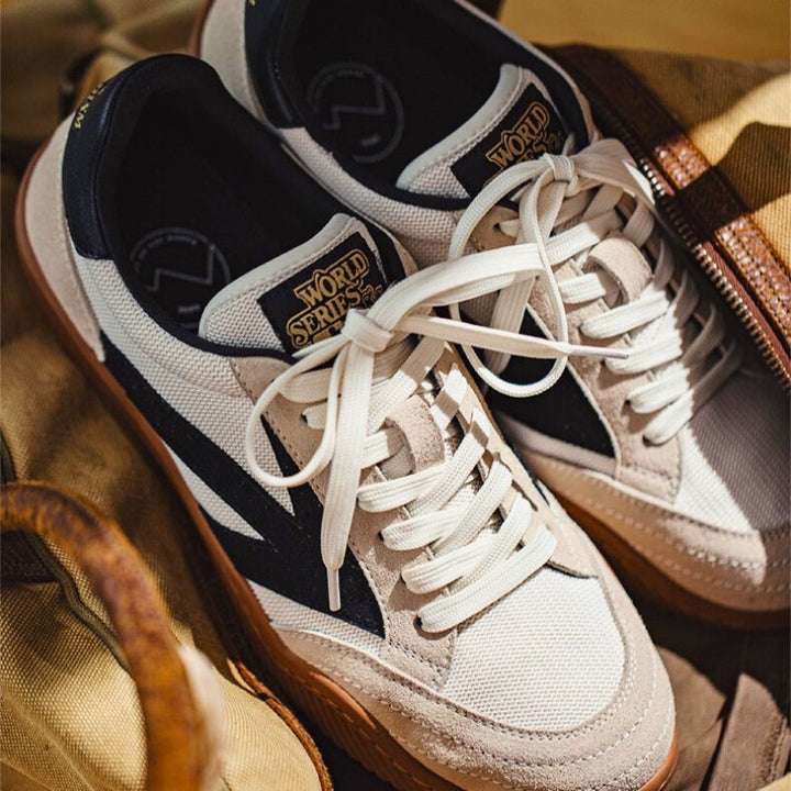 Ovansida av Klassiska Sneakers 1984. Ikonisk 80-talsdesign för unisex bruk, perfekta vardagsskor.