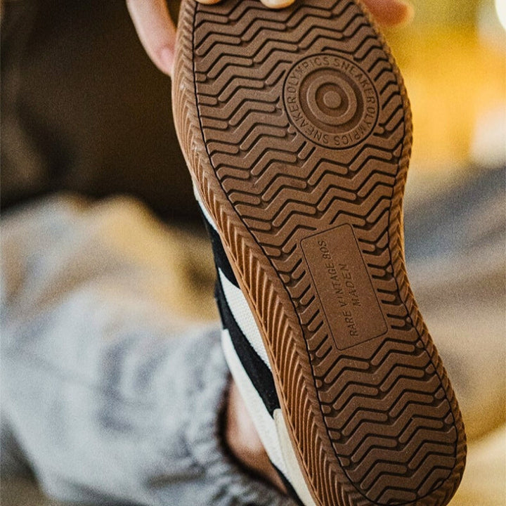 Baksida av Klassiska Sneakers 1984. Klassisk silhuett med retrokänsla, bekväma för herr och dam.
