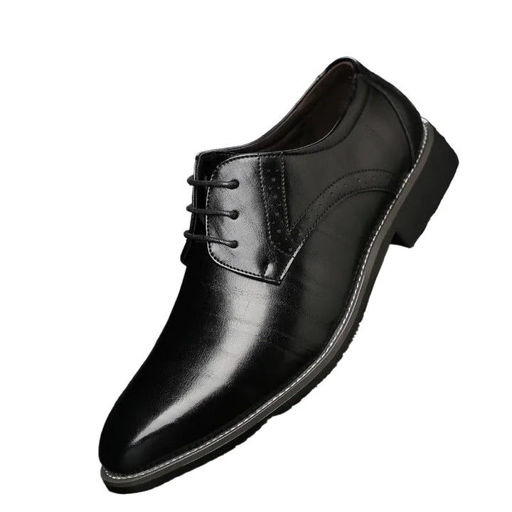 Klassiska svarta Oxford herrskor i läder för en elegant och formell stil, perfekta för affär och fest.