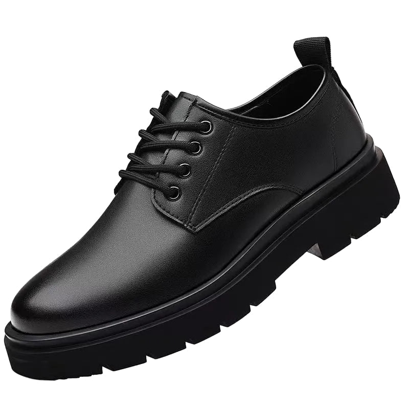 Klassiska svarta Oxford herrskor i läder med snörning. Perfekta för formella tillfällen och affärsmöten.