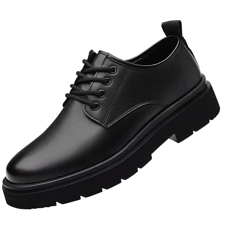 Klassiska svarta Oxford herrskor i läder med snörning. Perfekta för formella tillfällen och affärsmöten.