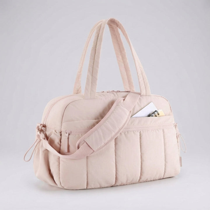 Stilren Aerelle duffelväska, unisex design. Perfekt som kabinväska eller träningsväska med smarta fack.
