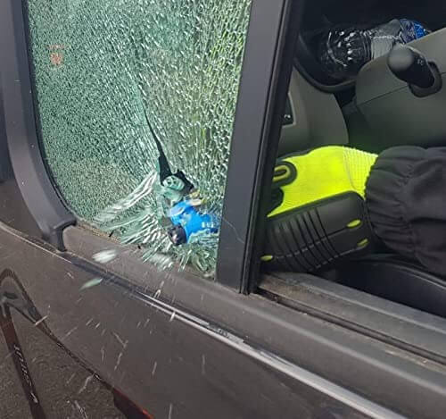 Svart bil flyktverktyg i ABS och legering, med inbyggd fönsterkross och bältesskärare.