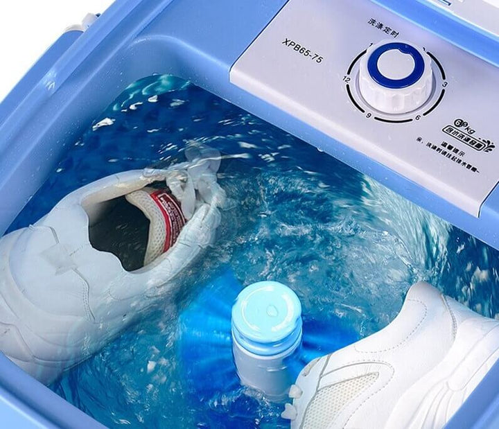 Innovativ skotvättmaskin med blått ljus. Kompakt design för enkel skovård och luktborttagning.
