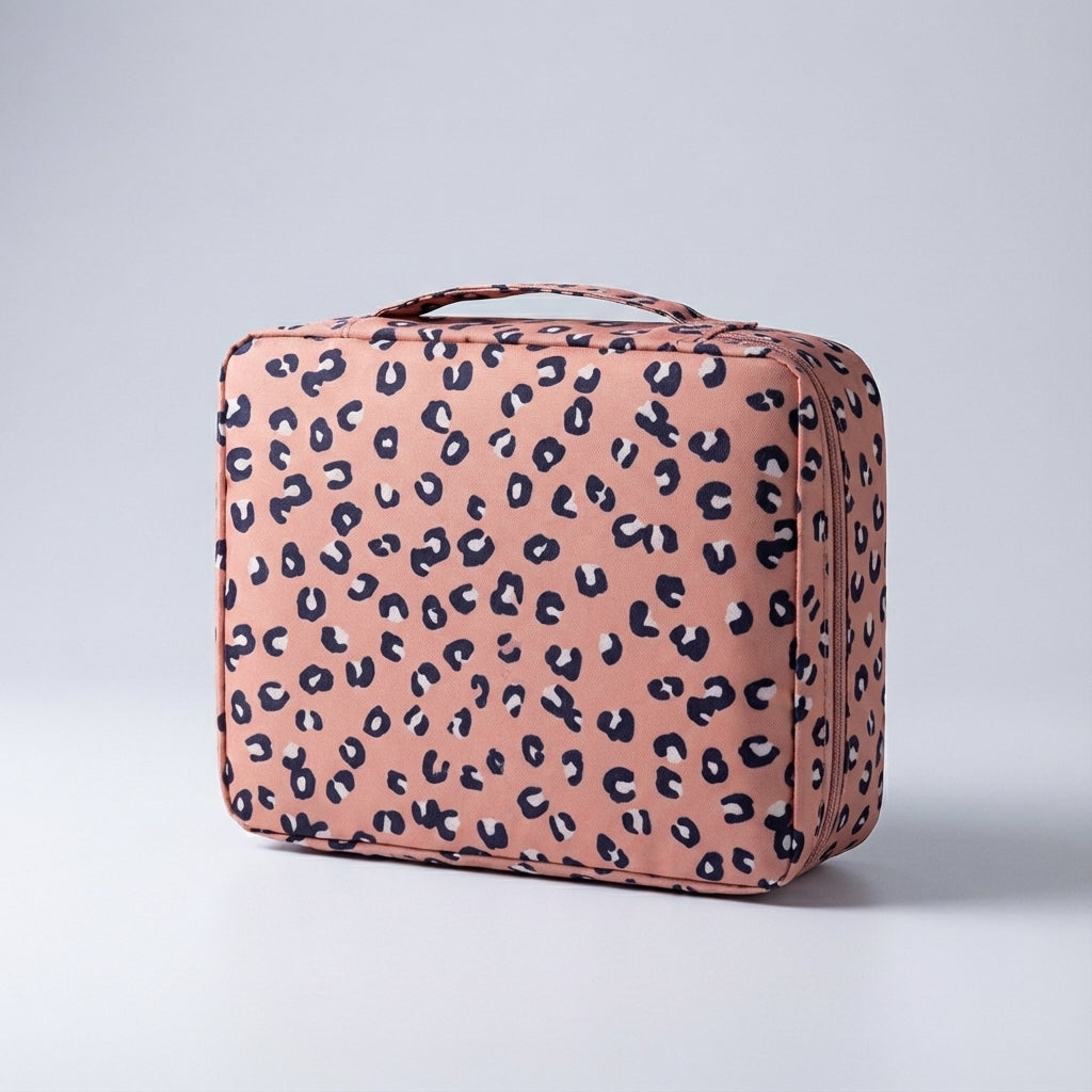 Svart kosmetikfodral i vattentätt material, slät yta, elegant accessoar för skönhetsförvaring.